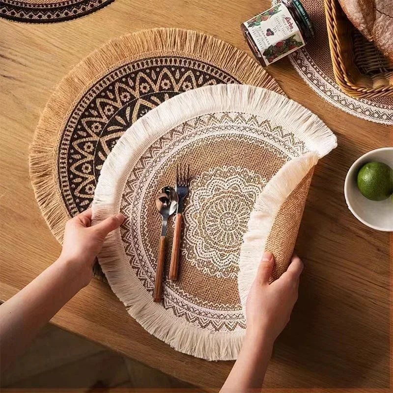 Sousplats Trançada com Franjas e Detalhes de Pompom para Sala de Jantar (Kit com 4x)