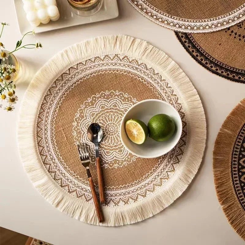 Sousplats Trançada com Franjas e Detalhes de Pompom para Sala de Jantar (Kit com 4x)