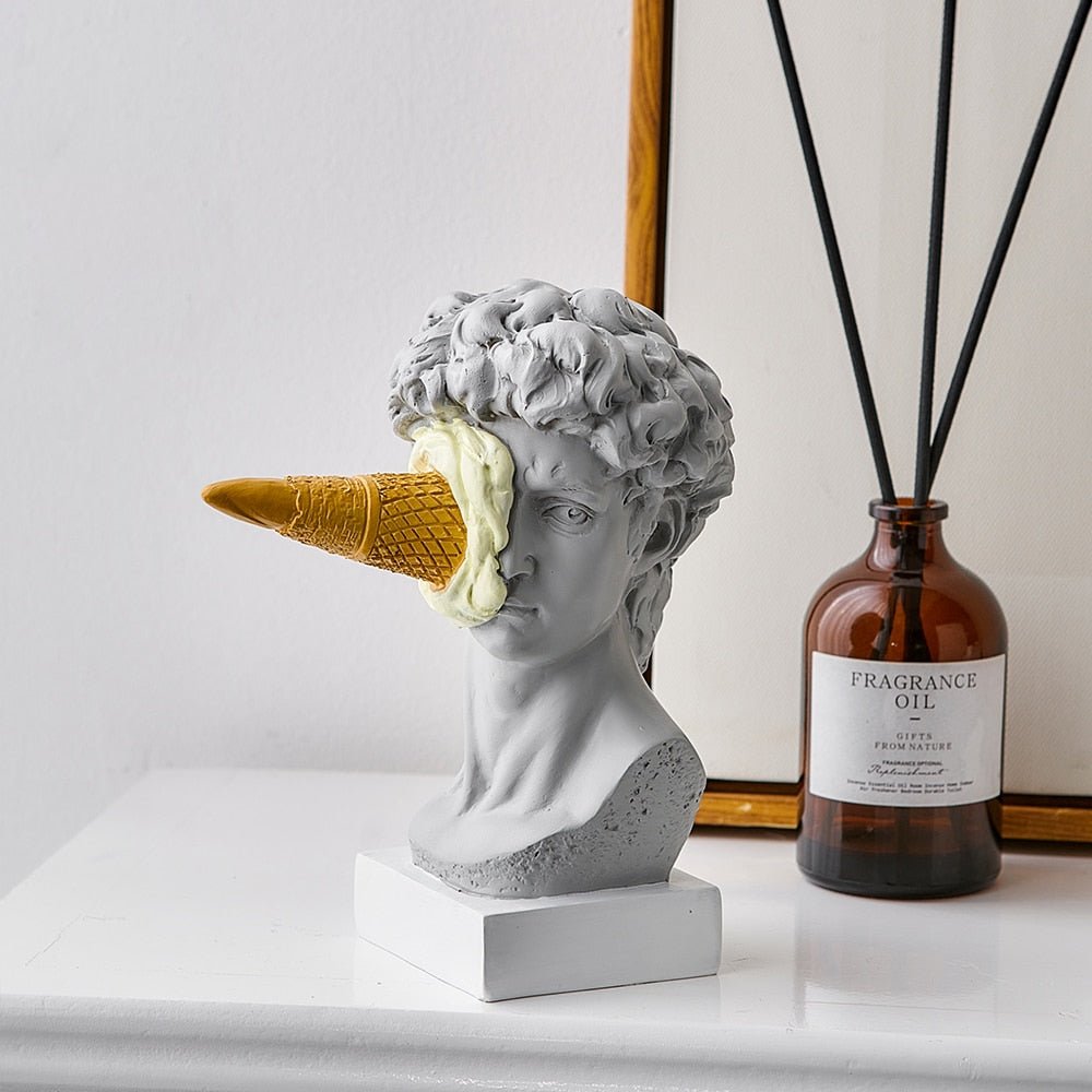 Escultura Nórdica Davi com Sorvete