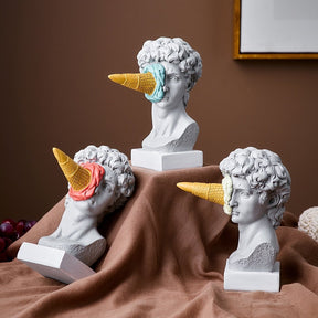 Escultura Nórdica Davi com Sorvete