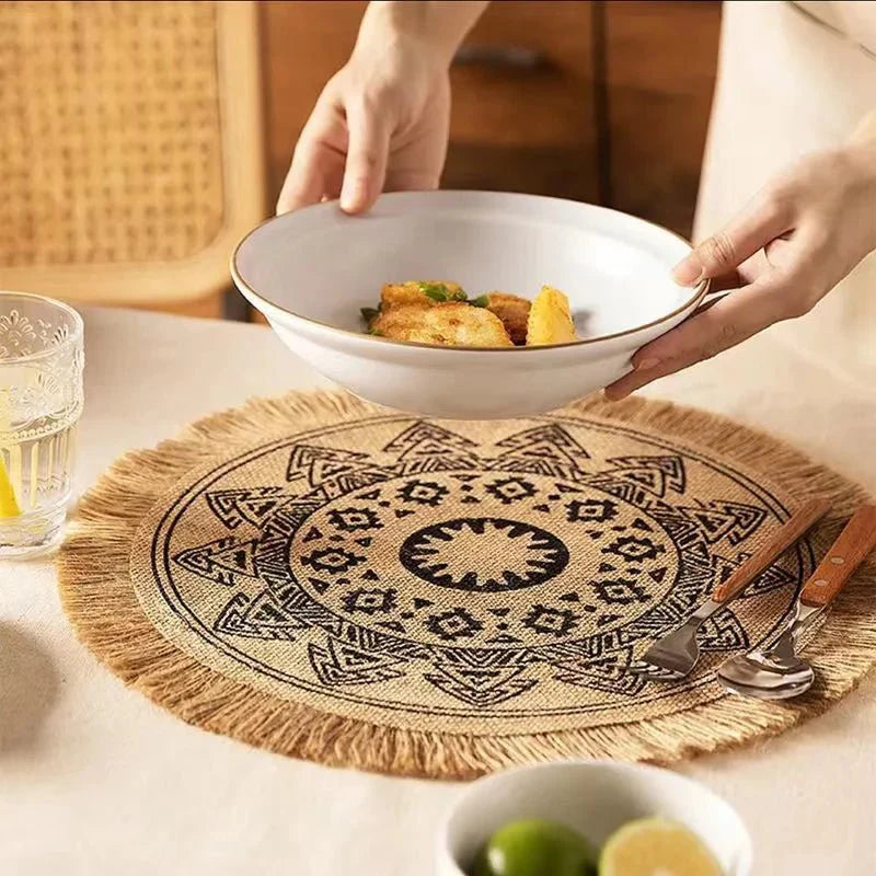 Sousplats Trançada com Franjas e Detalhes de Pompom para Sala de Jantar (Kit com 4x)