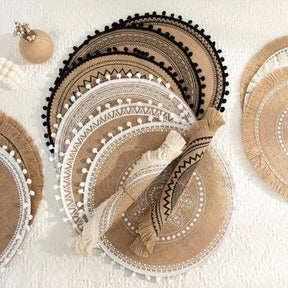 Sousplats Trançada com Franjas e Detalhes de Pompom para Sala de Jantar (Kit com 4x)