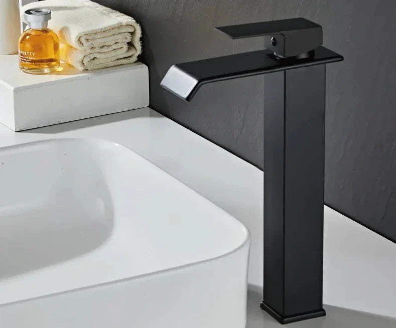 Torneira Premium para Banheiro BlackGeometricLine